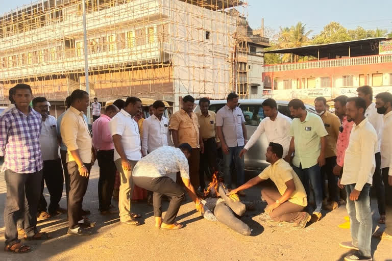 Statues of Vinayak Raut burnt in Sindhudurg