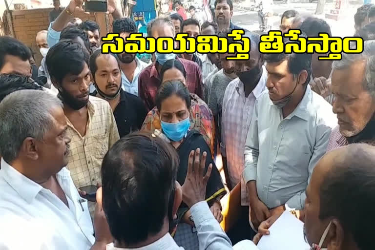 Locals people stopped demolition of illegal constructions on foot paths in ghmc in bagh lingampally