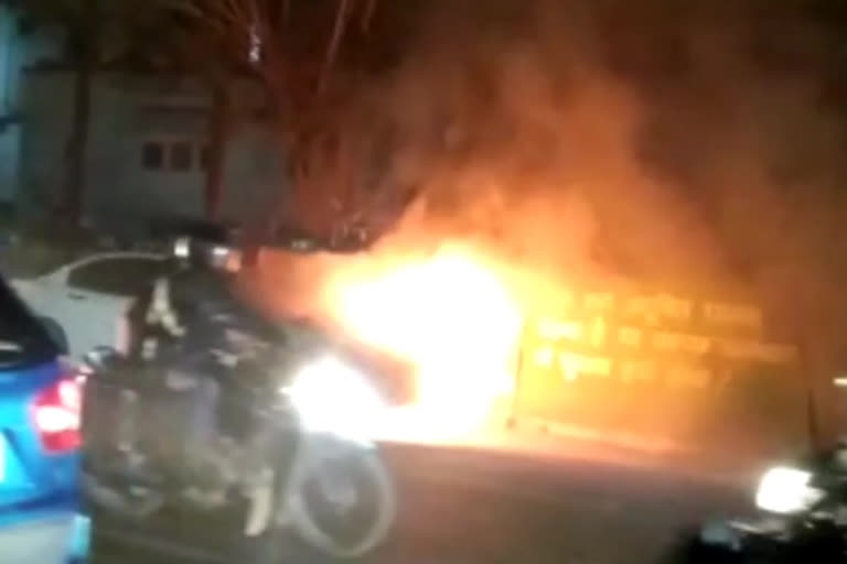 Car suddenly caught fire in Dhanbad