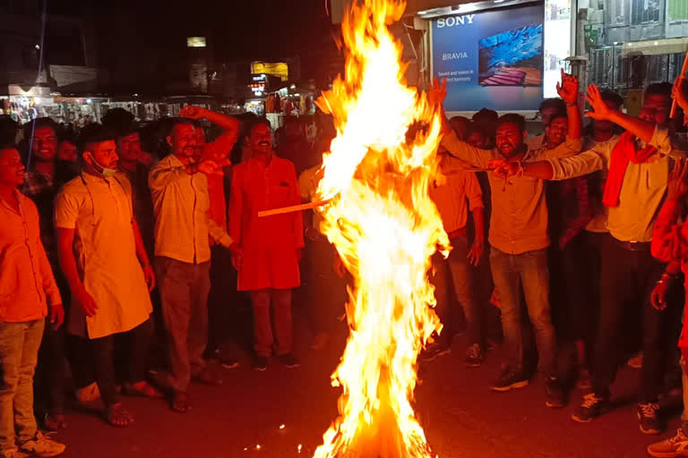 A large number of Bajrang Dal workers should be present during the protest.