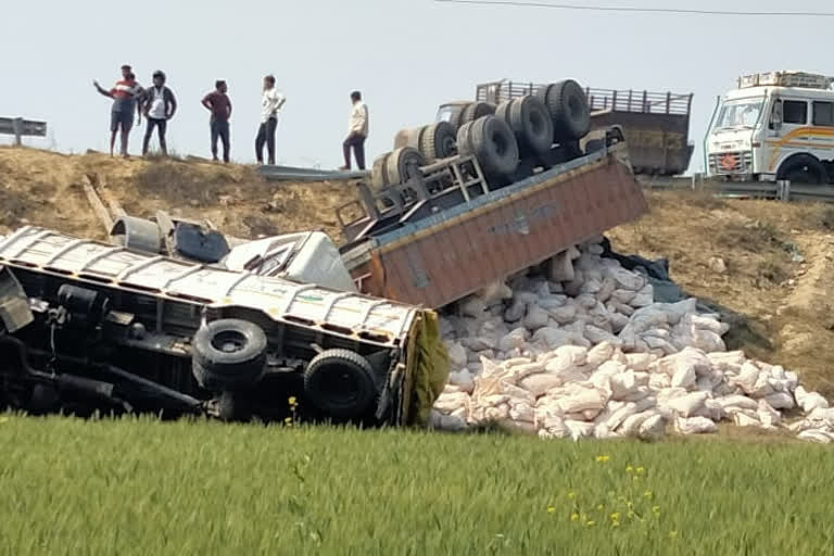 अनियंत्रित होकर एक साथ पलटी दो ट्रक, ड्राइवर और हेल्पर गंभीर रूप से जख्मी