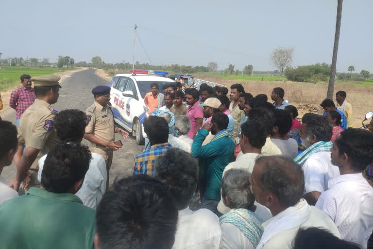 Vardhannapeta Circle ACP Golla Ramesh of Warangal Rural District briefed the drivers on road safety measures