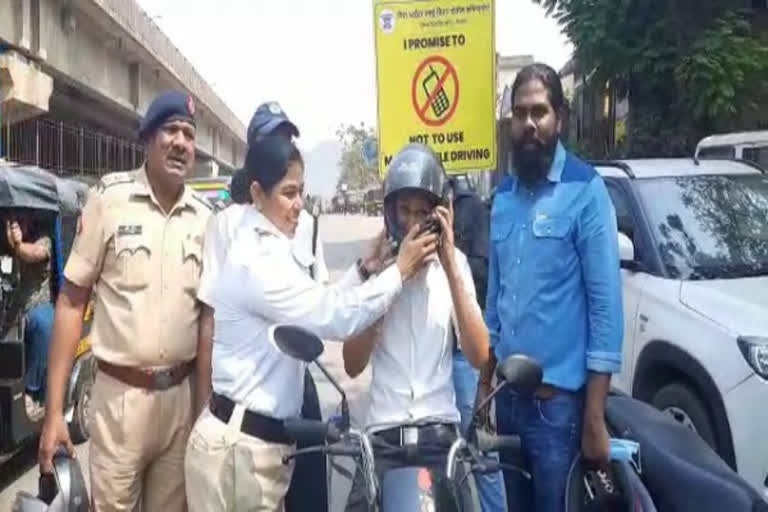 Mumbai police promotes road safety on Valentine's day