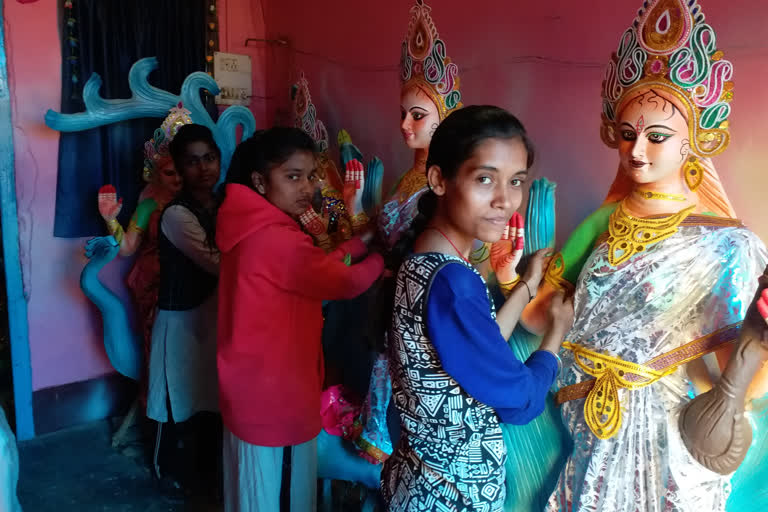 girls making statues for saraswati puja in hazaribag