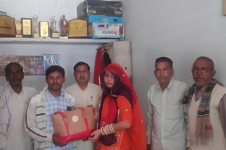 Truck driver returned woman purse, ट्रक चालक ने लौटाया महिला का पर्स