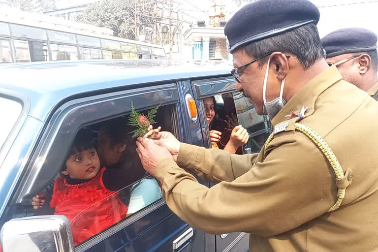 raiganj-police-gives-roses-to-publice-to-follow-the-traffic-rules-in-north-dinajpur