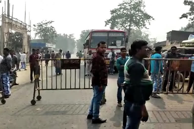 local people block the road in south dinajpur kusmundi