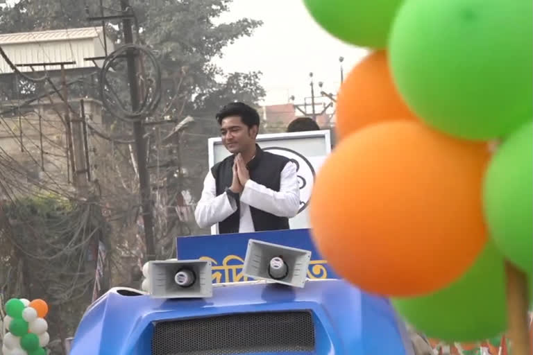 Slogan from Abhishek Banerjee's road show in Sonarpur "Play will play"