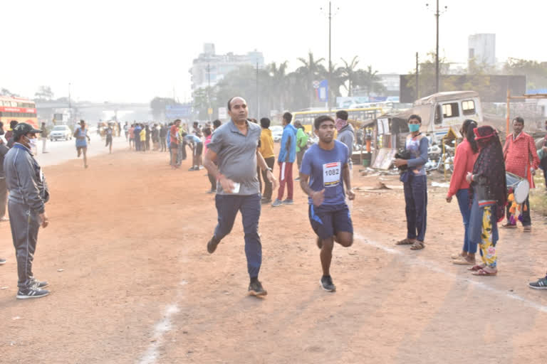 Traffic police organized marathon race in durg