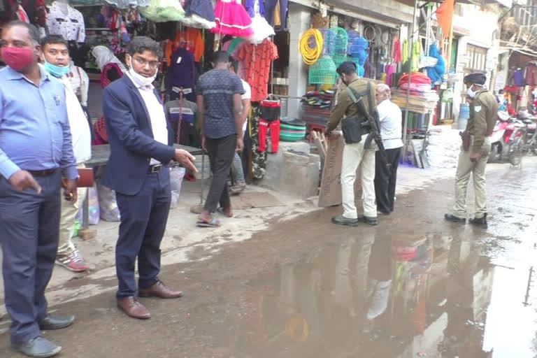 Chakradharpur SDO Abhijit Sinha inspected in market area