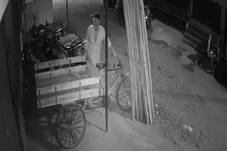 cctv on cycle theft in chennai purasaiwakkam, theft in chennai, chennai crime news, சென்னை திருட்டு, சென்னை செய்திகள், புரசைவாக்கம் சைக்கிள் திருட்டு, chennai seithigal