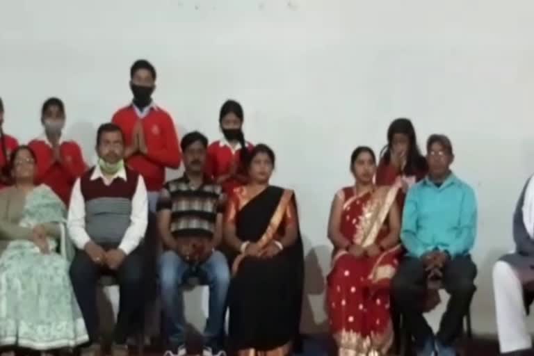 Valentine's Day celebrated as Mother-father worship day in Dhanbad