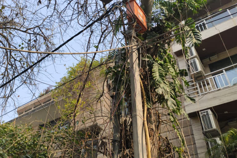 hauz khas are facing problem of hanging wire