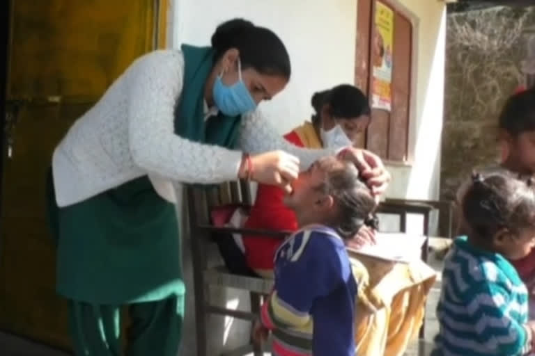 Anganwadi workers gave polio drops to children in Chamba