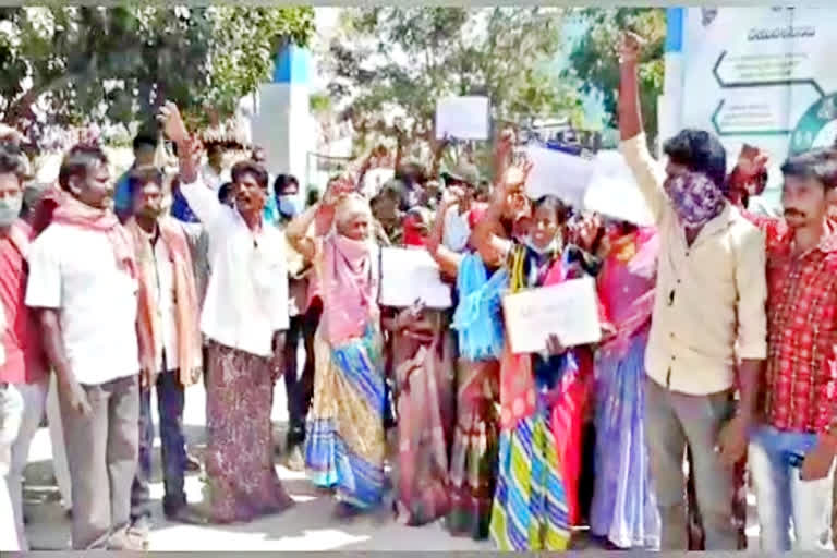 protest in front of donakonda mpdo office