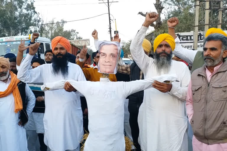 farmers burn effigy of jp dalal in sirsa