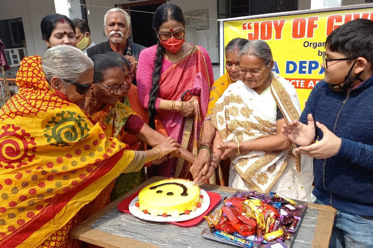 students celebrated Valentine Day with elderly