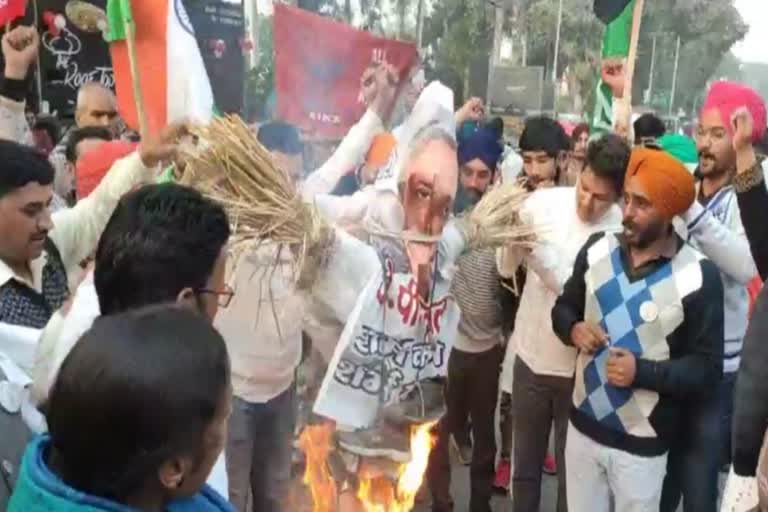 Farmers burnt effigy of JP Dalal in Yamuna Nagar