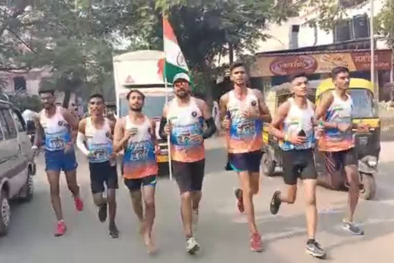 runners homage to martyr soldiers thane