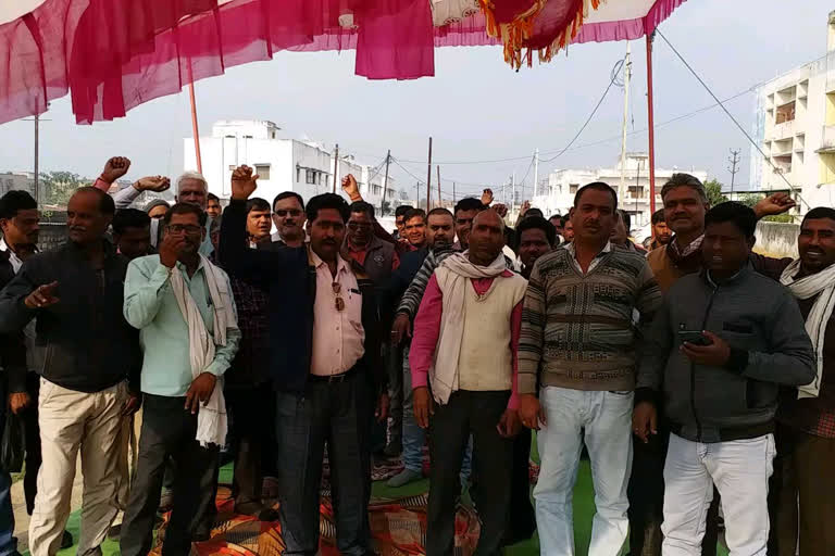 hop owners sit on strike in singrauli