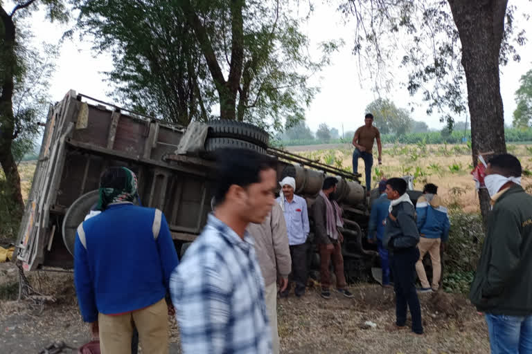 Jalgaon accident  Maharashtra road accident  15 labourers killed in Maharashtra road accident  മഹാരാഷ്ട്രയില്‍ ട്രക്ക് മറിഞ്ഞ് 15 മരണം  ട്രക്ക് മറിഞ്ഞ് 15 മരണം  മഹാരാഷ്ട്ര ജല്‍ഗോവന്‍