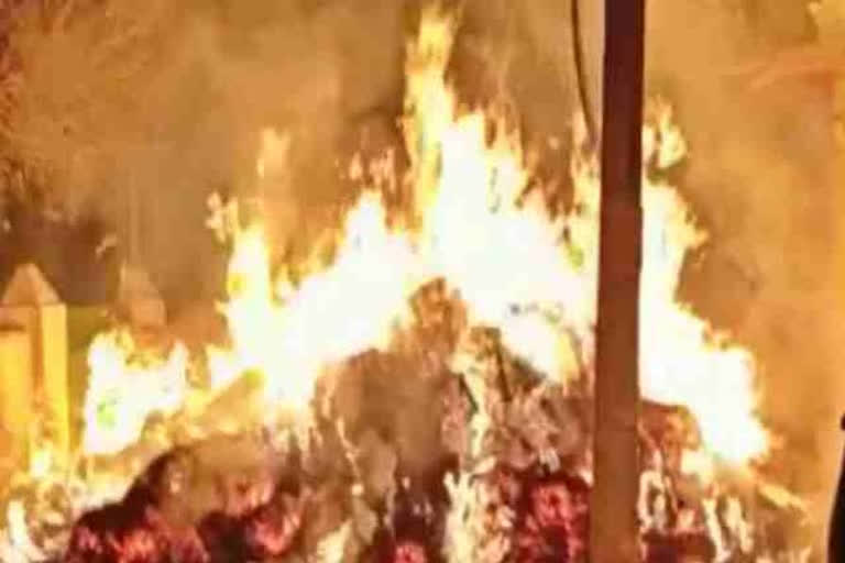 3 people died, 3 people died in a fire, 3 people died in a fire in Giridih, Giridih fire incident, Giridih fire incident news, ಮೂವರು ಸಾವು, ಬೆಂಕಿ ಅವಘಡದಲ್ಲಿ ಮೂವರು ಸಾವು, ಗಿರಿಡಿಹ್​ದಲ್ಲಿ ಬೆಂಕಿ ಅವಘಡದಲ್ಲಿ ಮೂವರು ಸಾವು, ಗಿರಿಡಿಹ್​ ಬೆಂಕಿ ಅವಘಡ, ಗಿರಿಡಿಹ್​ ಬೆಂಕಿ ಅವಘಡ ಸುದ್ದಿ,