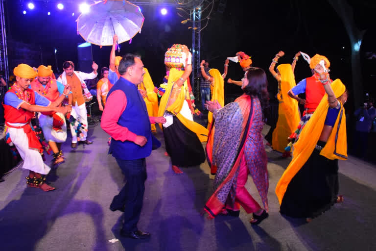 Collectors also danced along with the artists on folklore.