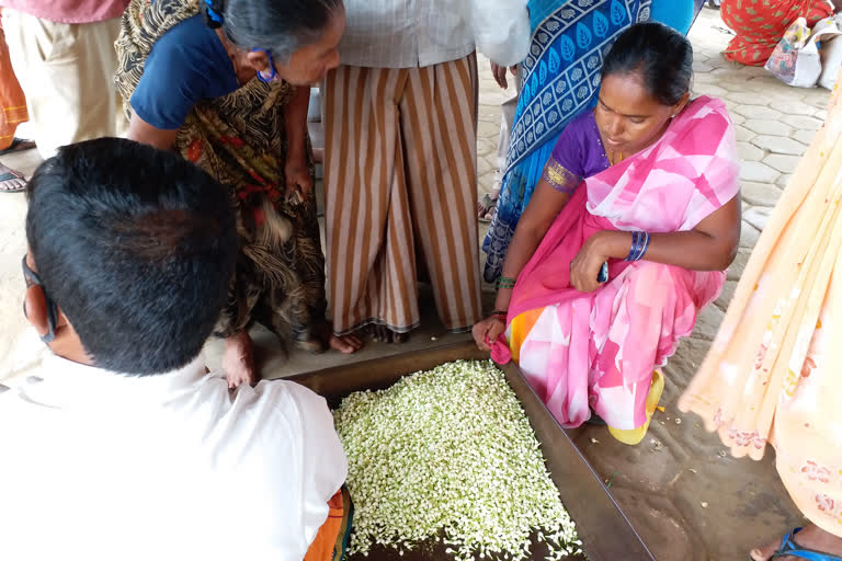 சுப முகூர்த்தம் என்பதால் பூக்கள் விலை உயர்வு!