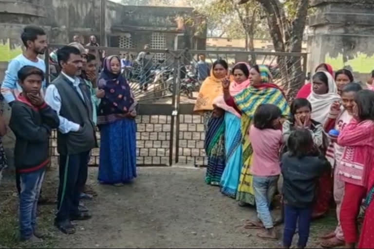 people lockout bccl colliery office in dhanbad