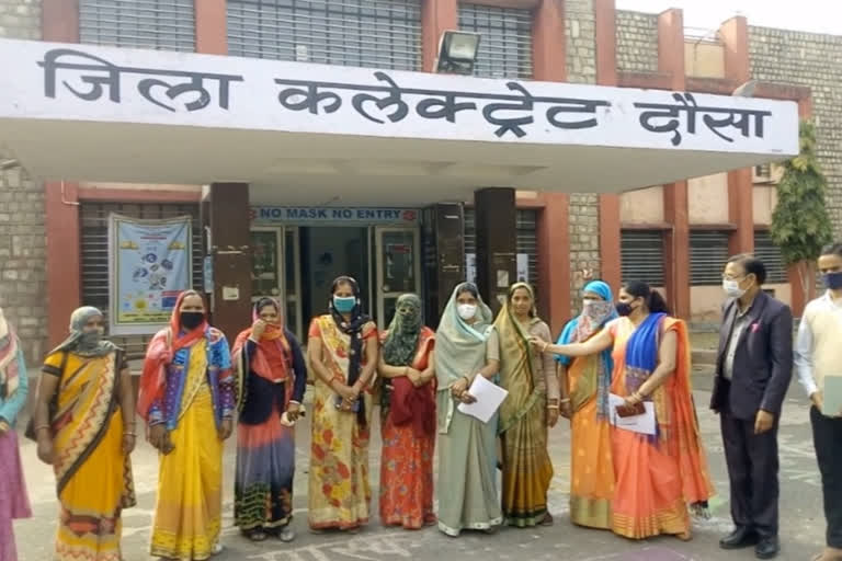 Anganwadi workers submitted memorandum,  Memorandum to dausa district collector