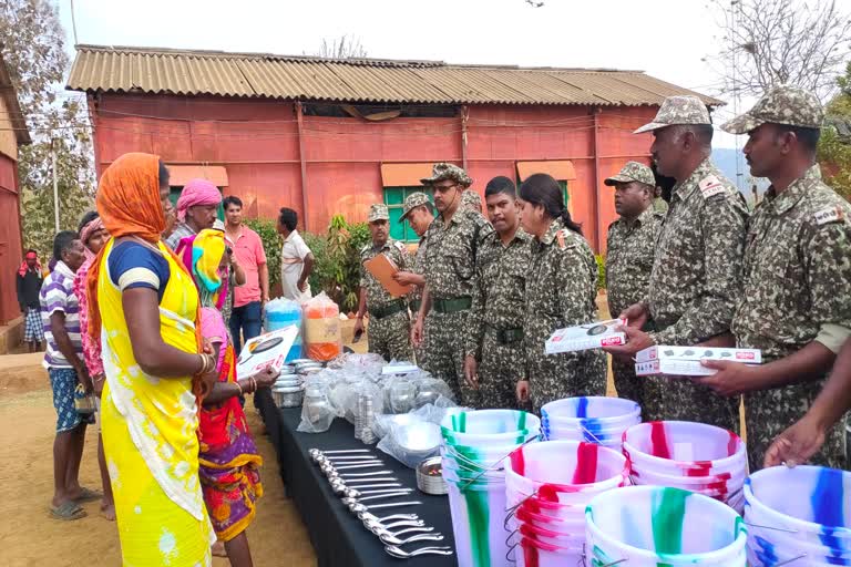 itbp-jawans-distribute-daily-use-material-to-villagers-in-narayanpur