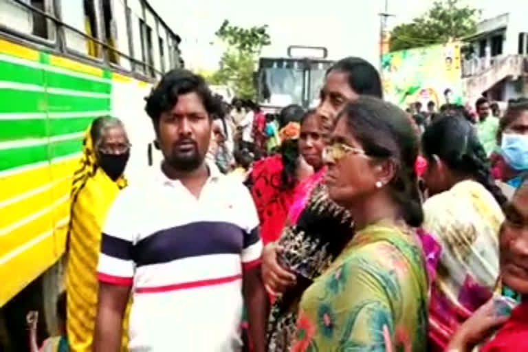 Villagers protest in North Mopuru, Nellore district