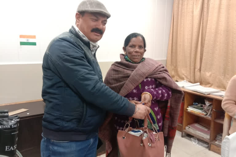 station superintendent of shimla returned a forgot woman purse full of Jewelry on platform