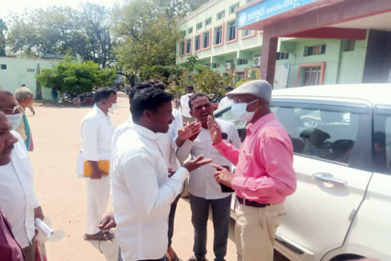 DRDO PD Ram reddy was stopped in front of Janagama Collectorate by several people from Thatikonda village