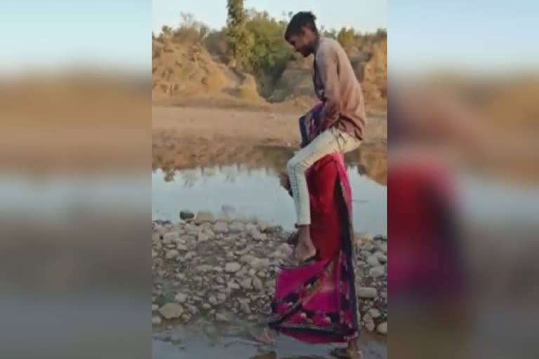 A video went viral of a woman who was made to walk in MP's Guna while carrying a boy on shoulders  വിവാഹേതര ബന്ധം  മധ്യപ്രദേശ്  ഗുണ ജില്ല  ഭോപ്പാൽ  a woman who was made to walk in MP's Guna while carrying a boy on shoulders  Guna  madhyapradesh  bhopal  വിവാഹേതര ബന്ധമുണ്ടെന്ന് ആരോപണം; ഭർത്താവിന്‍റെ ബന്ധുവിനെ ചുമലിലേറ്റി യുവതിയെ നടത്തിച്ചതായി പരാതി  വിവാഹേതര ബന്ധമുണ്ടെന്ന് ആരോപണം