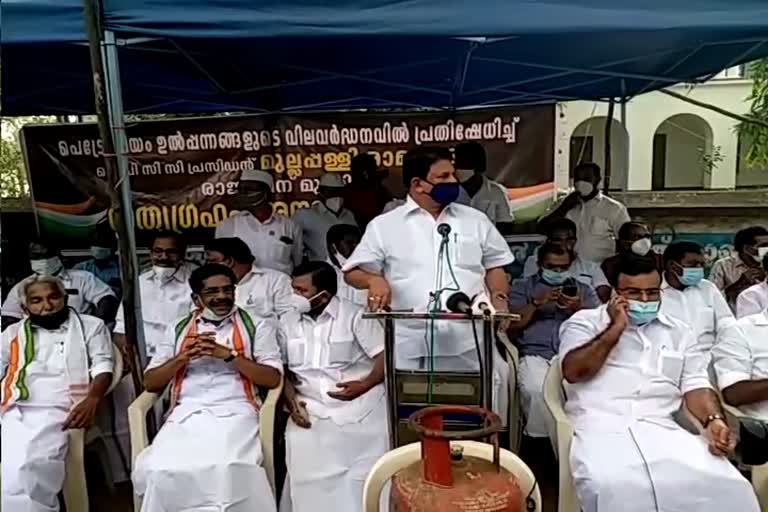 ഇന്ധനവില വർധന  രാജ്‌ഭവന്‍ കോണ്‍ഗ്രസ് സത്യഗ്രഹം  ഉമ്മന്‍ചാണ്ടി പെട്രോള്‍ വില  മുല്ലപ്പള്ളി രാമചന്ദ്രന്‍ ഇന്ധനവില  കോണ്‍ഗ്രസ് സത്യഗ്രഹം  ഇന്ധന നികുതി കോണ്‍ഗ്രസ്  oommen chandi fuel price  mullappalli ramachandran fuel price  congress raj bhavan satyagraha