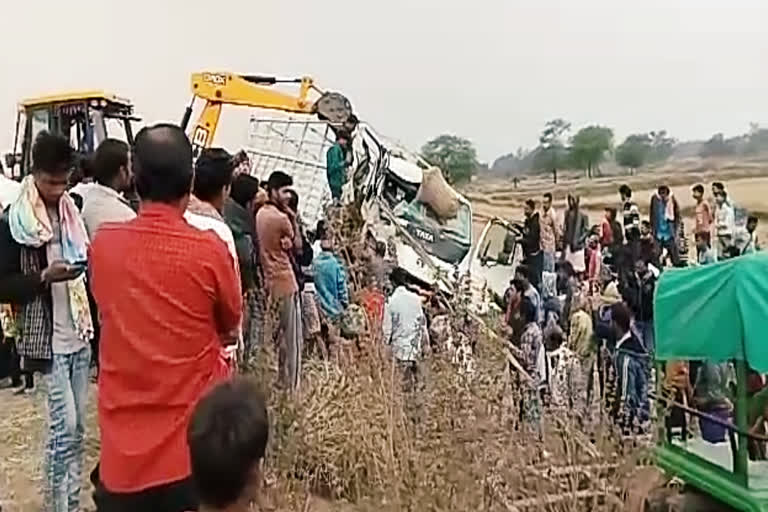 दो गाड़ियों की टक्कर