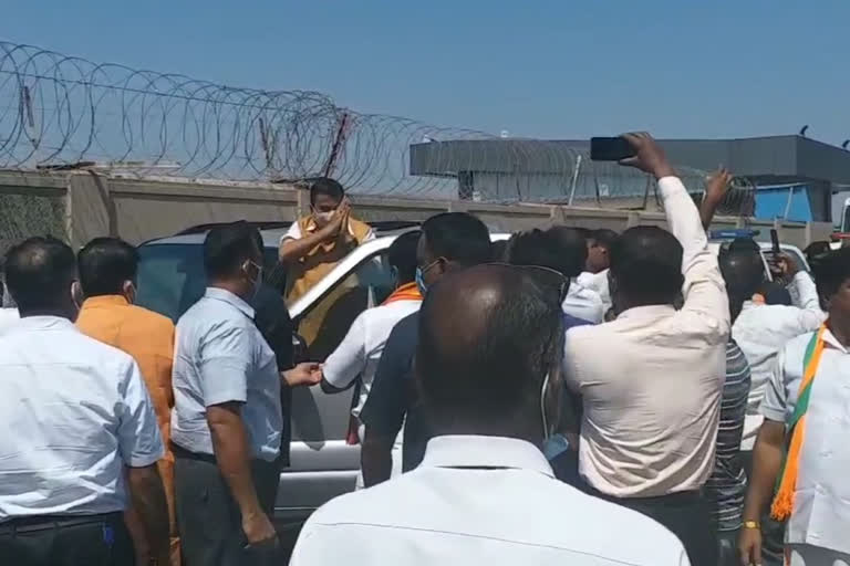 An enthusiastic welcome to Minister Nitin Gadkari who arrived in Chennai