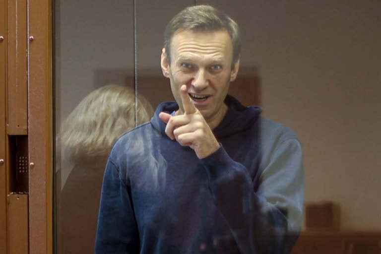 Prosecutors seek fine for Russian opposition leader Navalny