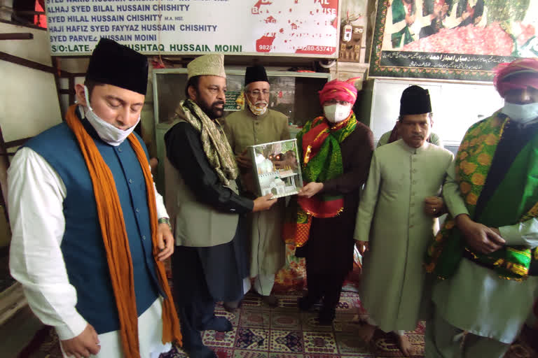 Pak high commissioner offers prayers at Ajmer Sharif