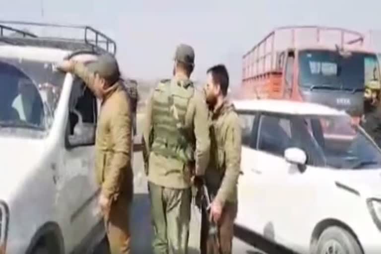 awantipora police distribute road saftey pamphlets