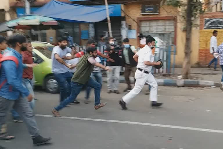 ডিওয়াইএফআই-এর বিক্ষোভে পুলিশকে মারধর, গ্রেপ্তার এক অভিযুক্ত