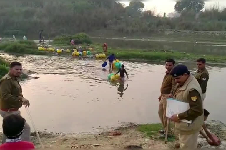 लहन नष्ट कराने को नदी में उतारे बच्चे