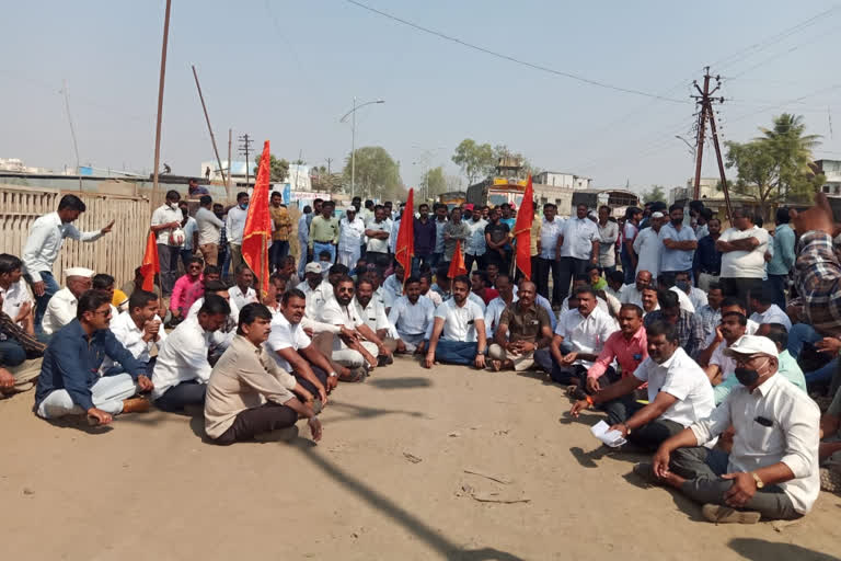 rasta roko agitation by shiv Senas  to repair mayani road in sangli