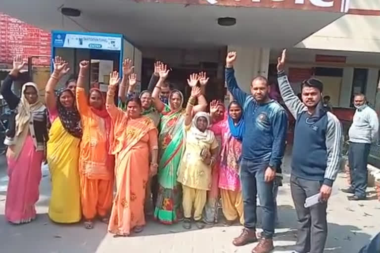 Women demanded construction of drain and road in Manavatpuri  in Ghaziabad