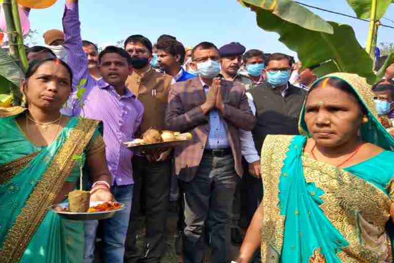 mgnrega commissioner visits pathra village of palamu