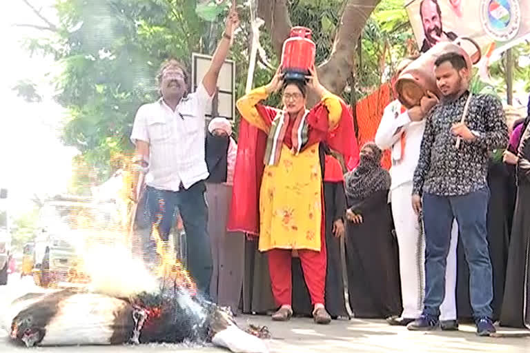 congress protested against the increase in cooking gas prices infront of Gandhi Bhavan