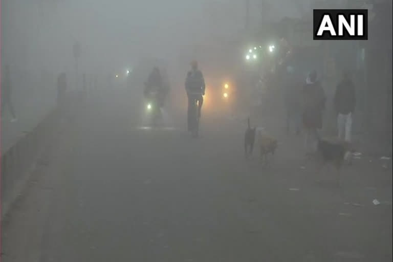 Visibility affected due to thick fog in parts of North India  ഉത്തരേന്ത്യയന്‍ സംസ്ഥാനങ്ങളില്‍ അതിശക്തമായ മൂടല്‍ മഞ്ഞ്‌  അതിശക്തമായ മൂടല്‍ മഞ്ഞ്‌  മൂടല്‍ മഞ്ഞിനെ തുടര്‍ന്ന് ദൃശ്യപരത കുറഞ്ഞു  ദൃശ്യപരത  thick fog in parts of North India  North India thick fog  Visibility affected due to thick fog