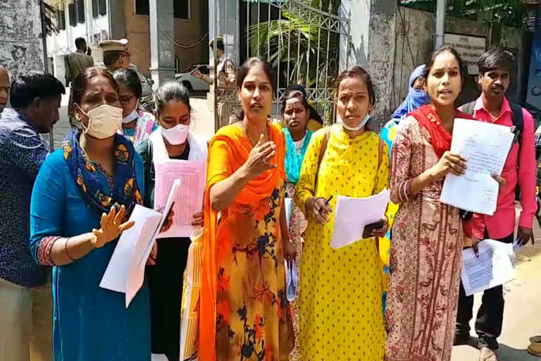 staff nurses protest at nampally telangana public service commision