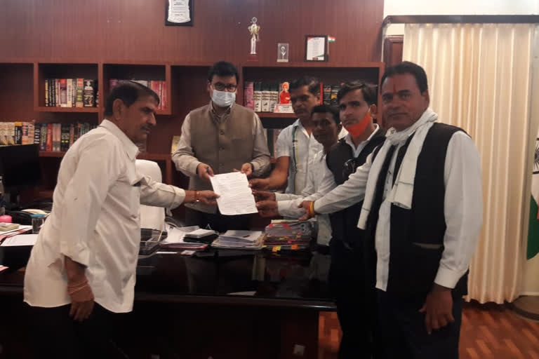 Press Club Kukdeshwar submitted a memorandum to the Collector on the drinking water problem in Neemuch